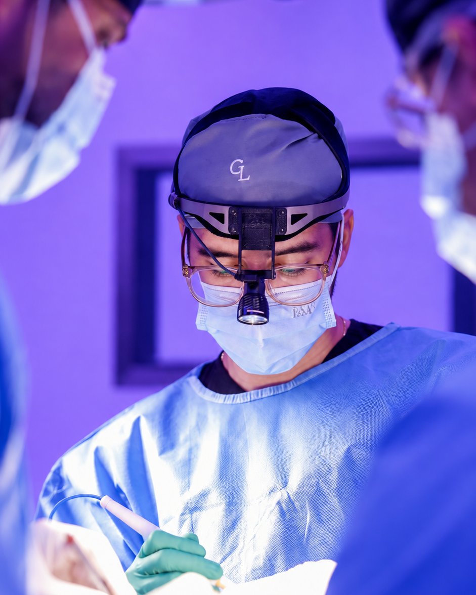 El Dr. Gerardo Lelevier operando en quirófano