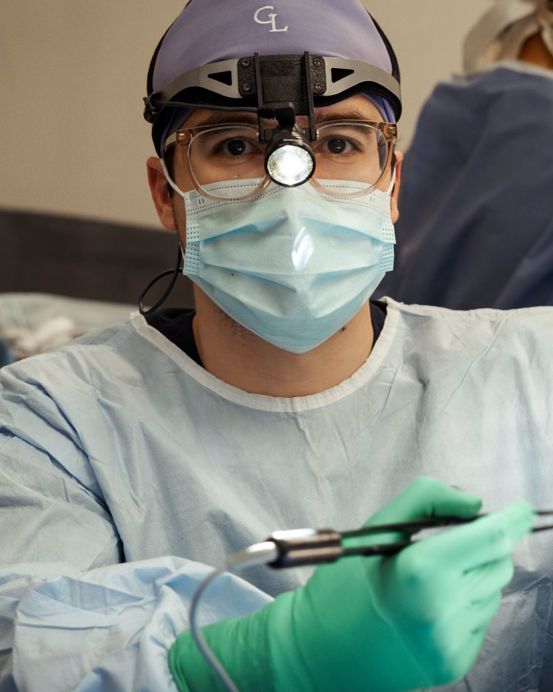 El Dr. Lelevier con su equipo en quirófano